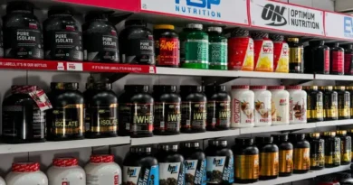 Protein powder containers displayed on store shelves for a guide to choosing the best protein powders for muscle growth.