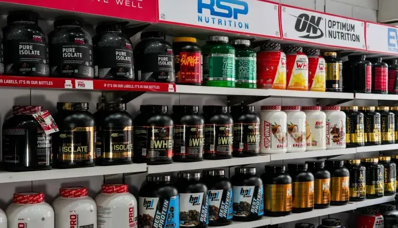 Protein powder containers displayed on store shelves for a guide to choosing the best protein powders for muscle growth.