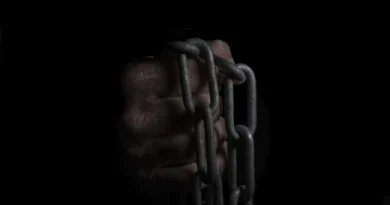 Symbolic photo of a hand gripping heavy chains, representing mental and behavioral comfort loops.