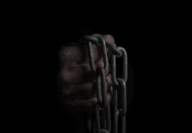 Symbolic photo of a hand gripping heavy chains, representing mental and behavioral comfort loops.